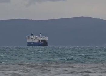 Reshje dhe erë e fortë, pezullohen lundrimet në Vlorë