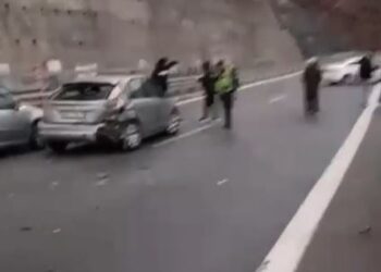 Përmbyset autobusi në rrugën e Kombit, disa të plagosur