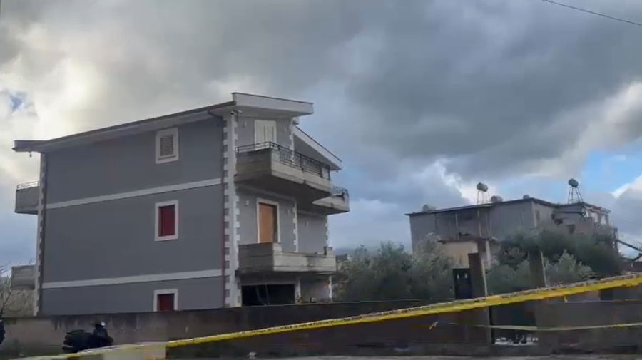 Vrasja e gruas në Orikum  flasin familjarë të çiftit  Dyshohet se 44 vjeçarja u mbyt me fashetë 