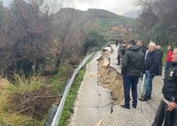 Moti i keq në Vlorë, çahet asfalti në fshatin Vajzë! Në Pogradec, rrëshqet rruga në Dardhas
