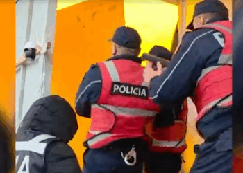 VIDEO / Momenti kur Policia shkatërron derën dhe zbulon “shtëpinë e barit” në Vaun e Dejës