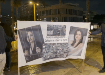 Protestë para Bashkisë së Durrësit, policia ndalon të riun që po sulmonte godinën me fishekzjarrnte