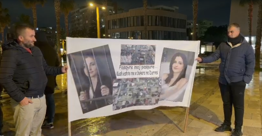 Protestë para Bashkisë së Durrësit  policia ndalon të riun që po sulmonte godinën me fishekzjarrnte