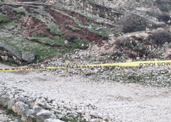 Banorët nisën të hapnin rrugën e bllokuar, policia e Vlorës vendos shiritin e sigurisë në të dy krahët e rrugës Matogjin-Bashaj