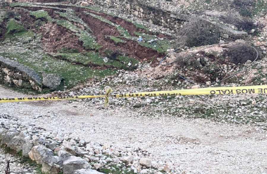 Banorët nisën të hapnin rrugën e bllokuar  policia e Vlorës vendos shiritin e sigurisë në të dy krahët e rrugës Matogjin Bashaj