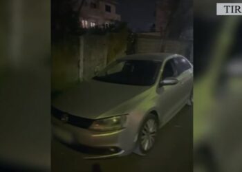 Mashtroi rojën e vendparkimit se ishte pronari i automjetit, arrestohet 18-vjeçari në Tiranë