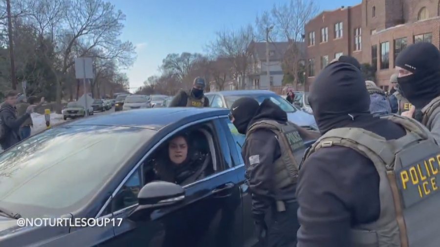  Më nxorën zvarrë nga makina   dhuna në Mineapolis  policia arreston gruan nga Lindja e Mesme