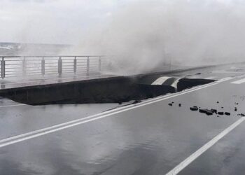 Mot i keq me stuhi përfshin jugun e Italisë, shemben rrugë e varreza, mbyllen shkollat dhe pezullohen trenat