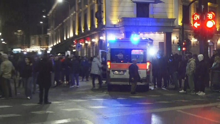 Vijon protesta para Kuvendit  arrestime dhe të lënduar  Policia iu përgjigjet me gaz lotsjellës