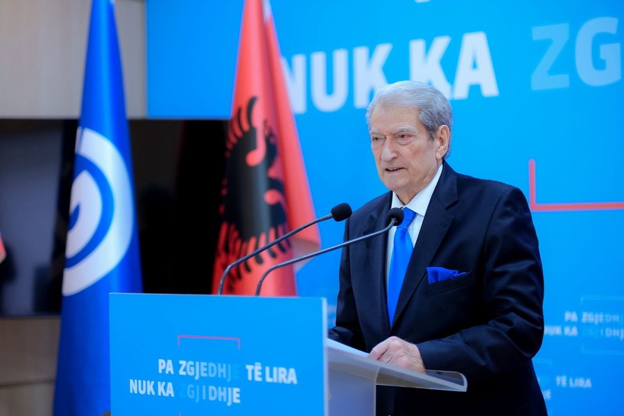 Berisha flet pas protestës  Qytetarët triumfuan në rrugët e Tiranës  do e rrëzojmë regjimin e kalbur të Rilindjes 