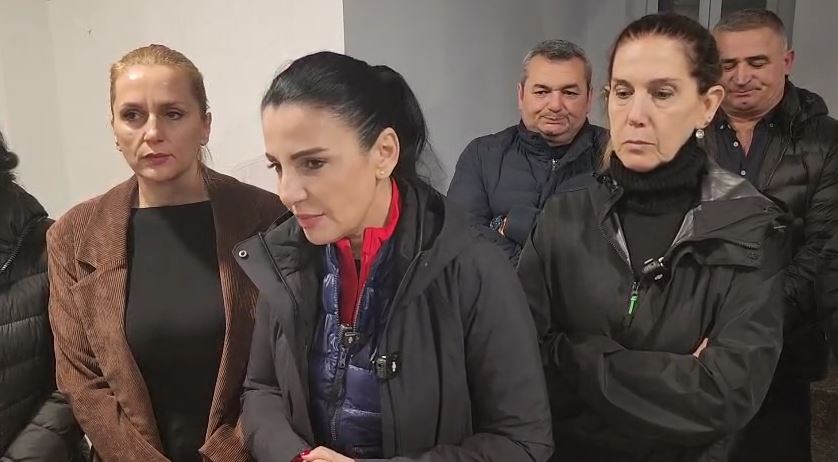 Takim me Emergjencat në Gjirokastër   Lajmi i mirë   Balluku  Niveli i Vjosës ka rënë në 6 5 metra  Jemi në gatishmëri