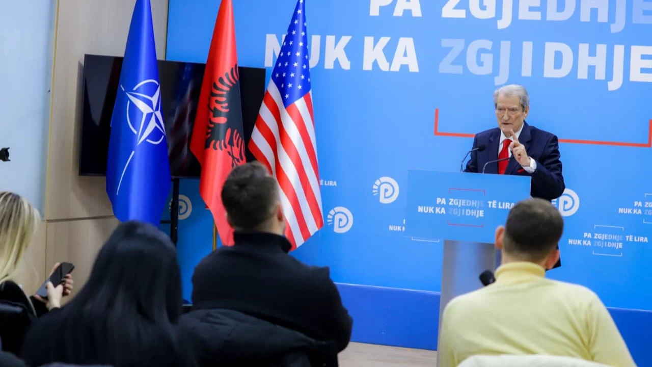  Drejt meje hodhën gurë e plumba  nuk pranova të largohesha nga zyra   Berisha për 21 Janarin  Rama përgjegjësi kryesor 