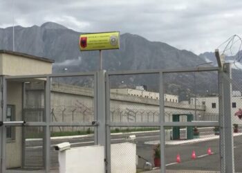 Nën masa të rrepta sigurie, 90 të dënuar me rrezikshmëri të lartë transferohen sot drejt burgut të Peqinit