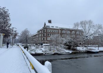 Dëbora paralizon trafikun ajror, hekurudhor dhe rrugor në Amsterdam dhe Paris