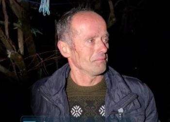 Banesa shkrumbohet nga flakët në Klos, kryefamiljari me lot në sy: Jemi 11 anëtarë në qiell të hapur