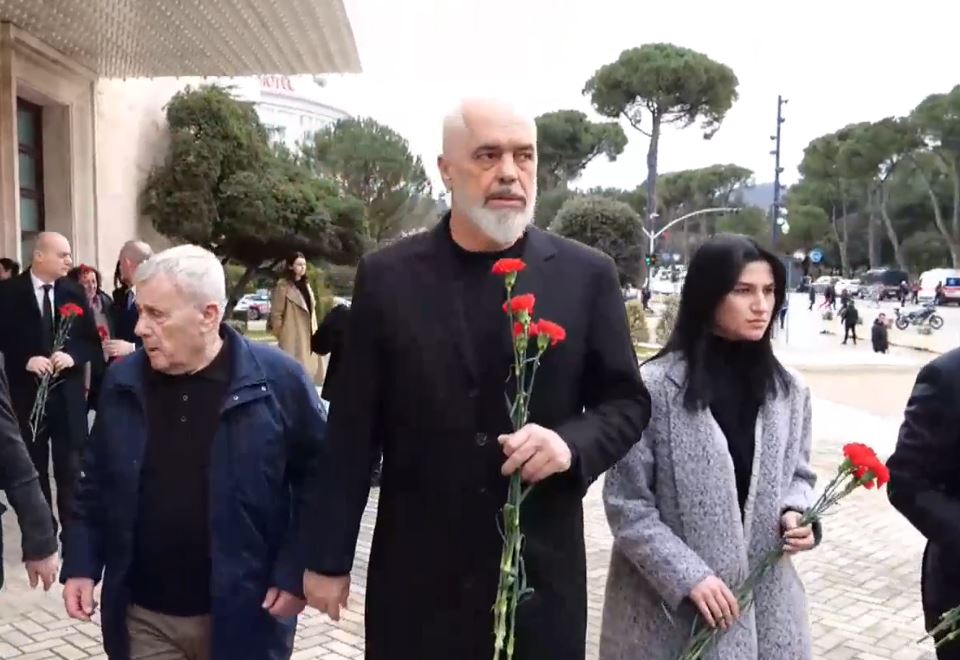  Para 21 Janarit  çështjet e tjera si kafet e Nexhmies   Rama sulmon Berishën e Bashën  S kishte rrezik për VIP in e ngujuar dhe karafilin ambulant