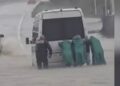 VIDEO / Duke shtyrë makinat e përmbytura, efektivët heronj në terren