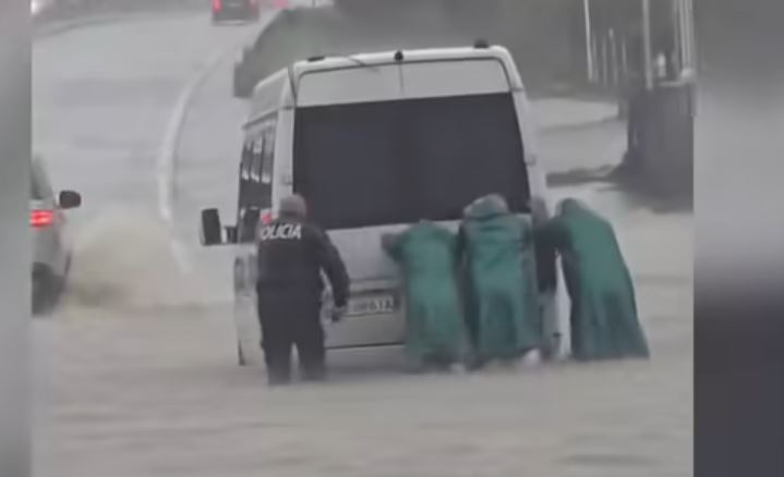 VIDEO   Duke shtyrë makinat e përmbytura  efektivët heronj në terren