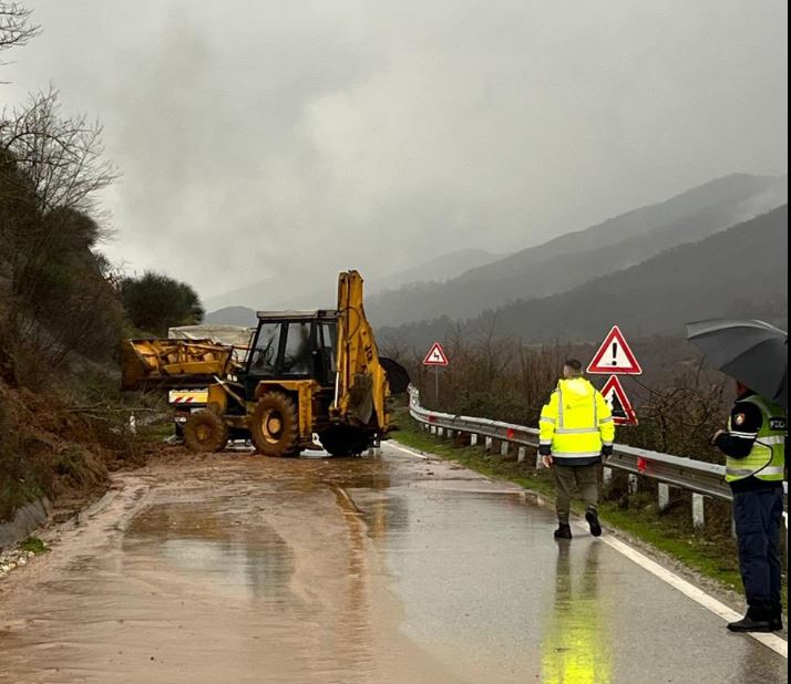 Situata nga reshjet e dendura MIE  Grupet e punës ndërhynë kudo ku janë raportuar problematika