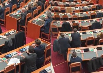 VIDEO-Sesioni i ri parlamentar/ Opozita bllokon foltoren e Kuvendit, 6 deputetë nuk i bashkohen aksionit