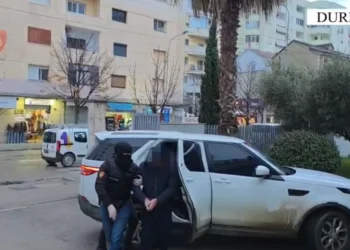VIDEO-Arrestimi i ish-drejtorit të burgut të Durrësit, momenti kur shoqërohet në komisariat