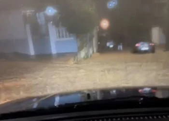 Moti i keq, reshjet të dendura të shiut në Gjirokastër/ Del nga shtrati përroi i Ficos dhe liqeni i Viroit, qyteti pa energji… (VIDEO)