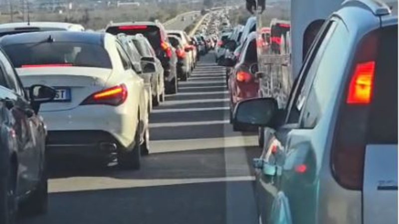 Paralizohet qarkullimi në autostradën Tiranë Elbasan  Trafik i rënduar në ditën e parë të vitit