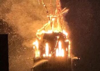 Zjarri rrafshon kullën e kishës dy shekullore në Amsterdam! Shkak dyshohet hedhja e fishekzjarreve