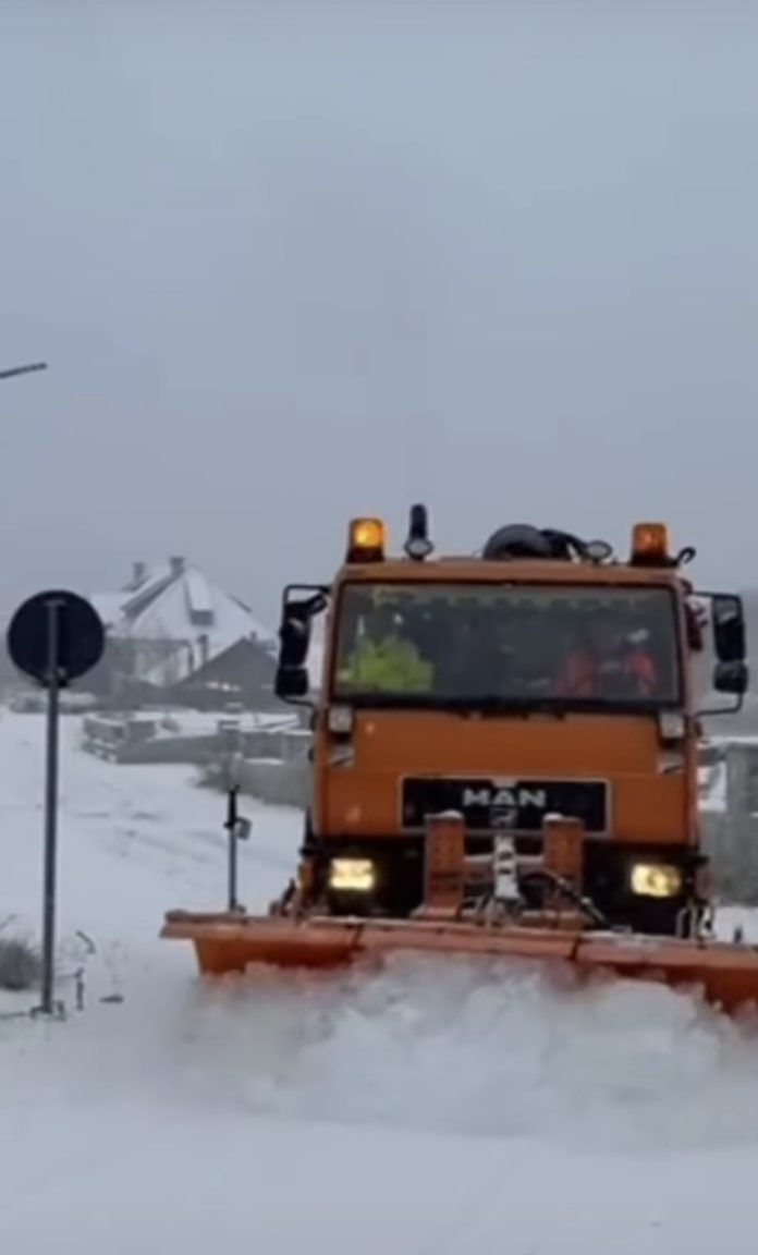 Reshjet e borës dhe shiut përfshinë vendin  Rama  Strukturat në terren për të garantuar qarkullim dhe siguri