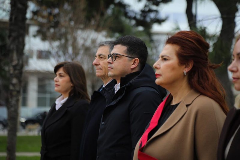 Në përkujtim të 107 vjetorit të vdekjes së Ismail Qemalit  mbahen homazhe pranë varrit monumental në Vlorë