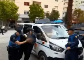 Dhunuan një çift 55-vjeçarësh dhe i dëmtuan automjetin, procedohet 44-vjeçari, 2 të tjerë në kërkim