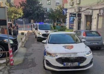 Dyshohet se kanosi 2 persona, në kërkim i riu në Shijak. Policia i gjen municion luftarak në banesë