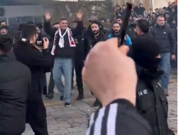 Rei Manajn e presin si hero pas rikthimit në Turqi  2 mijë tifozë mblidhen në aeroport për të festuar