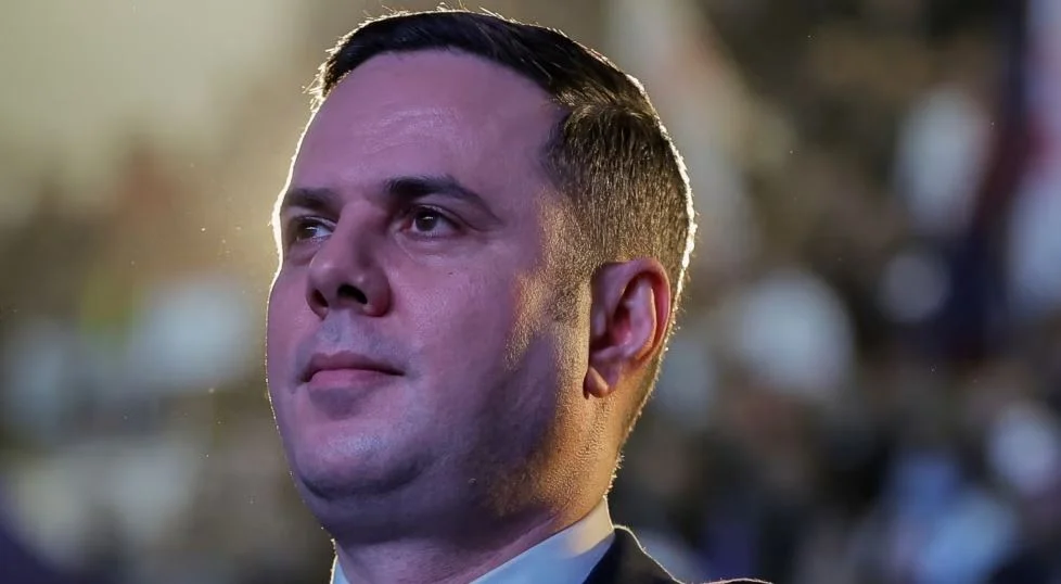 Ofroi dorëheqjen nga posti i kryetarit  Lumir Abdixhiku i mbijeton votëbesimit në Kuvendin e LDK së