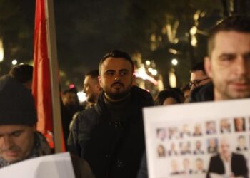 “Shqipëria Bëhet” mblidhet sërish para Kryeministrisë, mes protestuesve edhe deputeti demokrat Besart Xhaferri