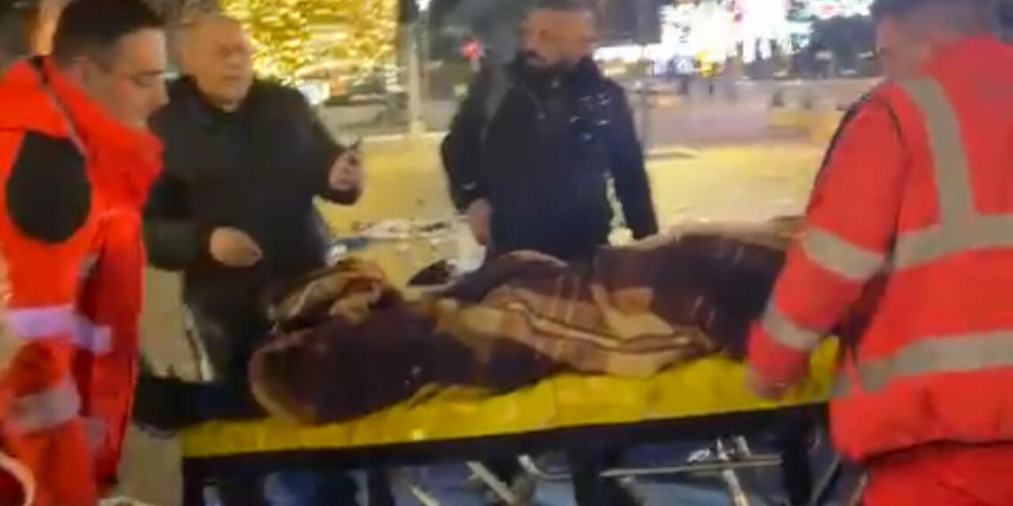 VIDEO  Policia ndërhyn në mesnatë për t i hequr karriget  Lapaj transportohet me urgjencë në spital