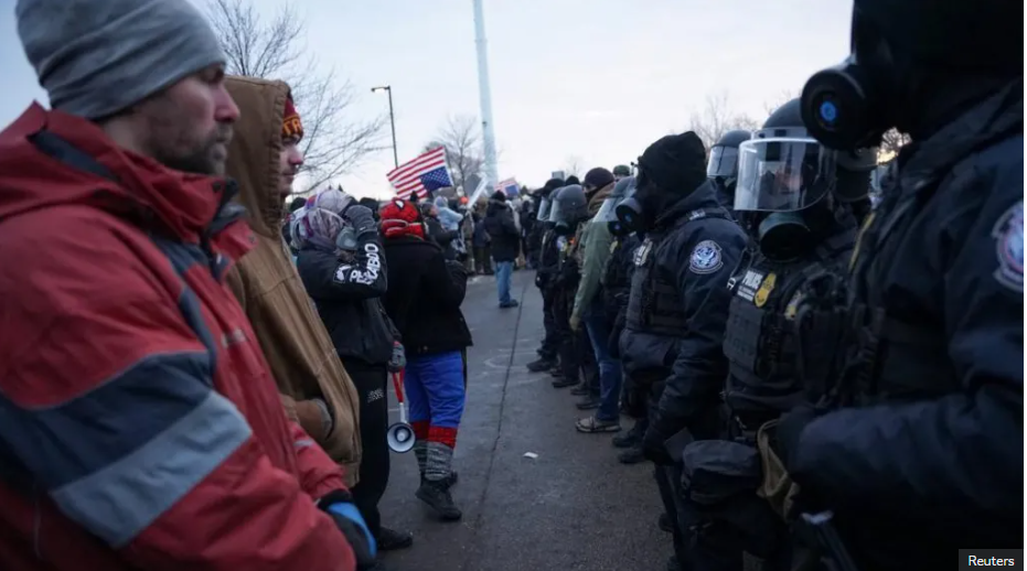 Protestuesit ndërpresin shërbesën kishtare në Minnesota  hetohen nga policia