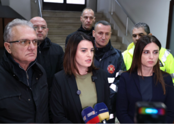 Reshjet përkeqësojnë situatën në Durrës, Koçiu: Prioritet absolut jeta e qytetarëve. Evakuohen 90 banorë nga Katundi i Ri dhe Sukthi