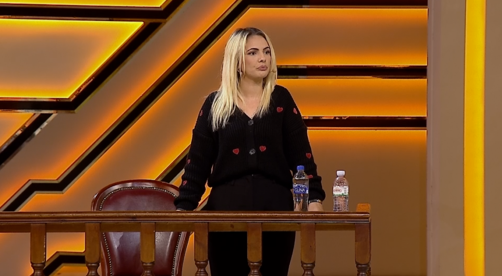 E reja përballet live me burrin  Nëna jote më ka çuar në polici  më akuzoi se e rraha  Mori thikën me vete dhe 