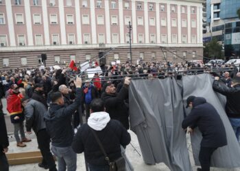 Kur çadra bëhet skenë, jo strategji politike