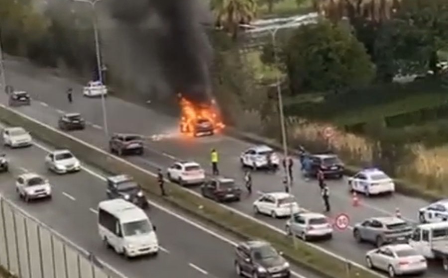 VIDEO Digjet një makinë në Unazë të Madhe  paralizohet trafiku