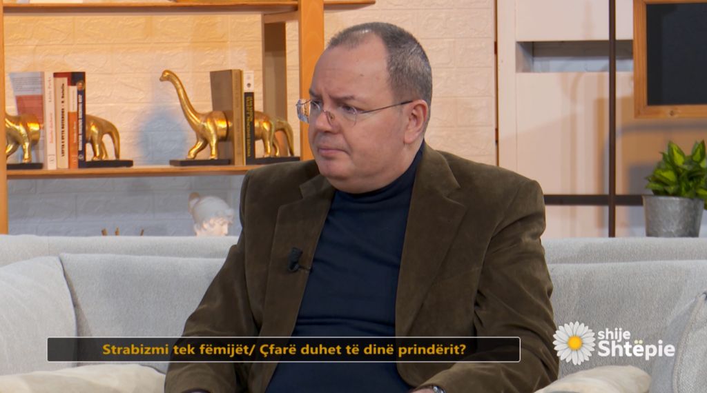 Rast shokues  Fëmija humb syrin pasi u puth nga një i afërm me herpes  mjekët japin alarmin