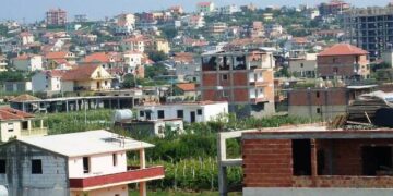 Shtëpitë mbi truall shtetëror, ja si të bëheni pronarë me 0 lekë! Llogaritja e vlerës së tokës dhe kush përfiton 20% ulje