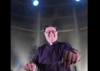 Performon si DJ në Bejrut, prifti merr kritika nga një grup besimtarësh