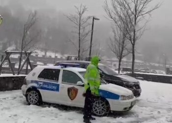 Përmbytje nga shiu dhe bllokime nga bora, situata problematike në Shkodër, Durrës dhe Gjirokastër. Policia: Kujdes me parakalimet