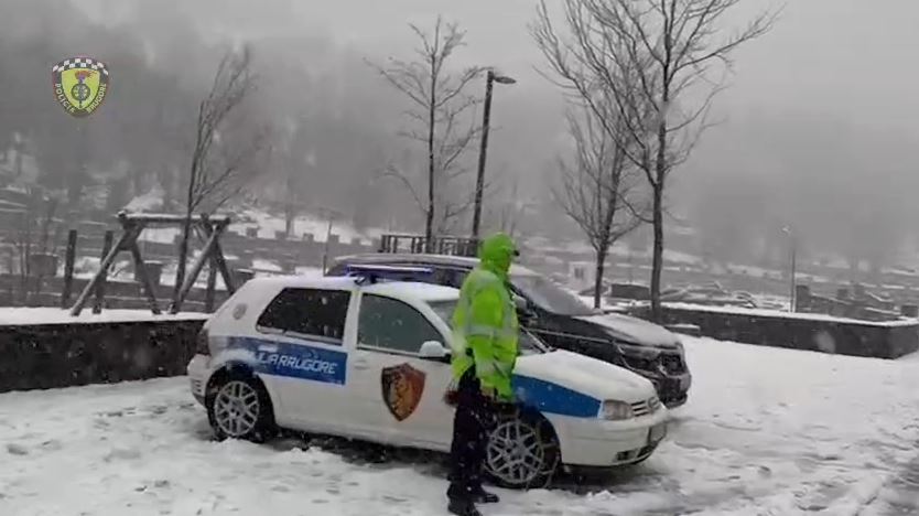 Përmbytje nga shiu dhe bllokime nga bora  situata problematike në Shkodër  Durrës dhe Gjirokastër  Policia  Kujdes me parakalimet
