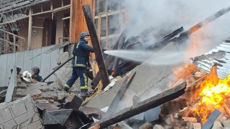 Rusët bombardojnë Ukrainën mes bisedimeve të paqes në Abu Dabi  Mbi 400 raketa e dronë godasin Kievin dhe  