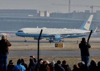Avioni i Trump jep probleme gjatë fluturimit, Presidenti shkon në Davos me “mjetin rezervë”
