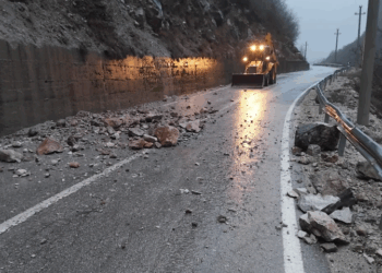 Rënie gurësh në disa akse rrugore në Tropojë, energjia elektrike vijon me ndërprerje në disa njësi