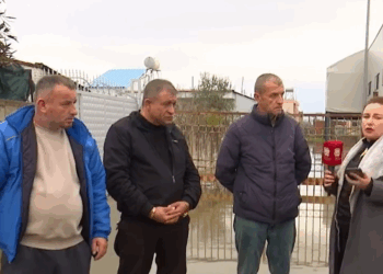 Përmbytjet në Durrës, banorët e evakuuar: Uji ka shkuar në një metër brenda në shtëpi, gjithçka është shkatërruar